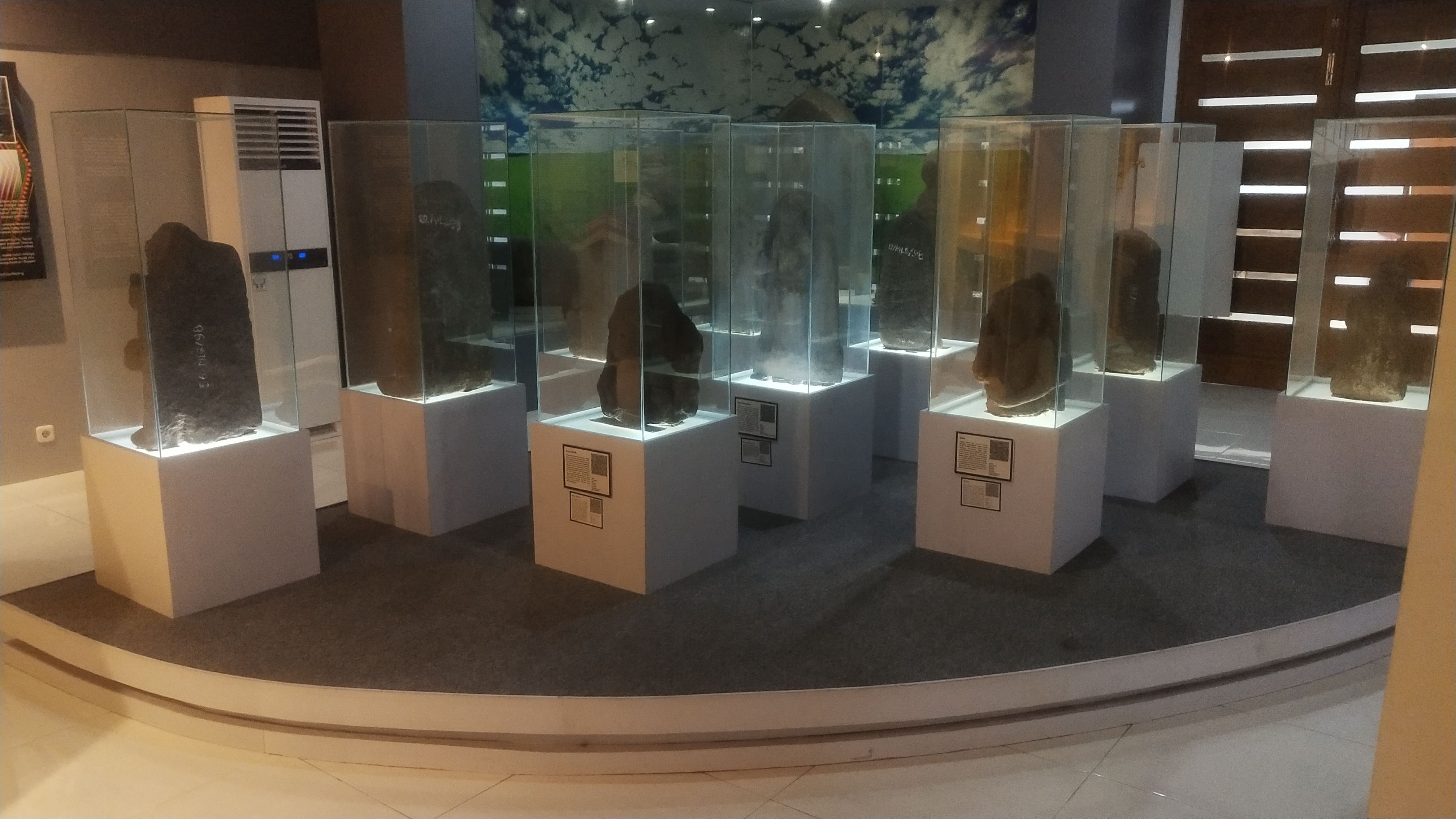 Museum Mpu Purwa memberikan wadah kaca bagi beberapa koleksinya untuk menjaga keamanan benda tersebut.