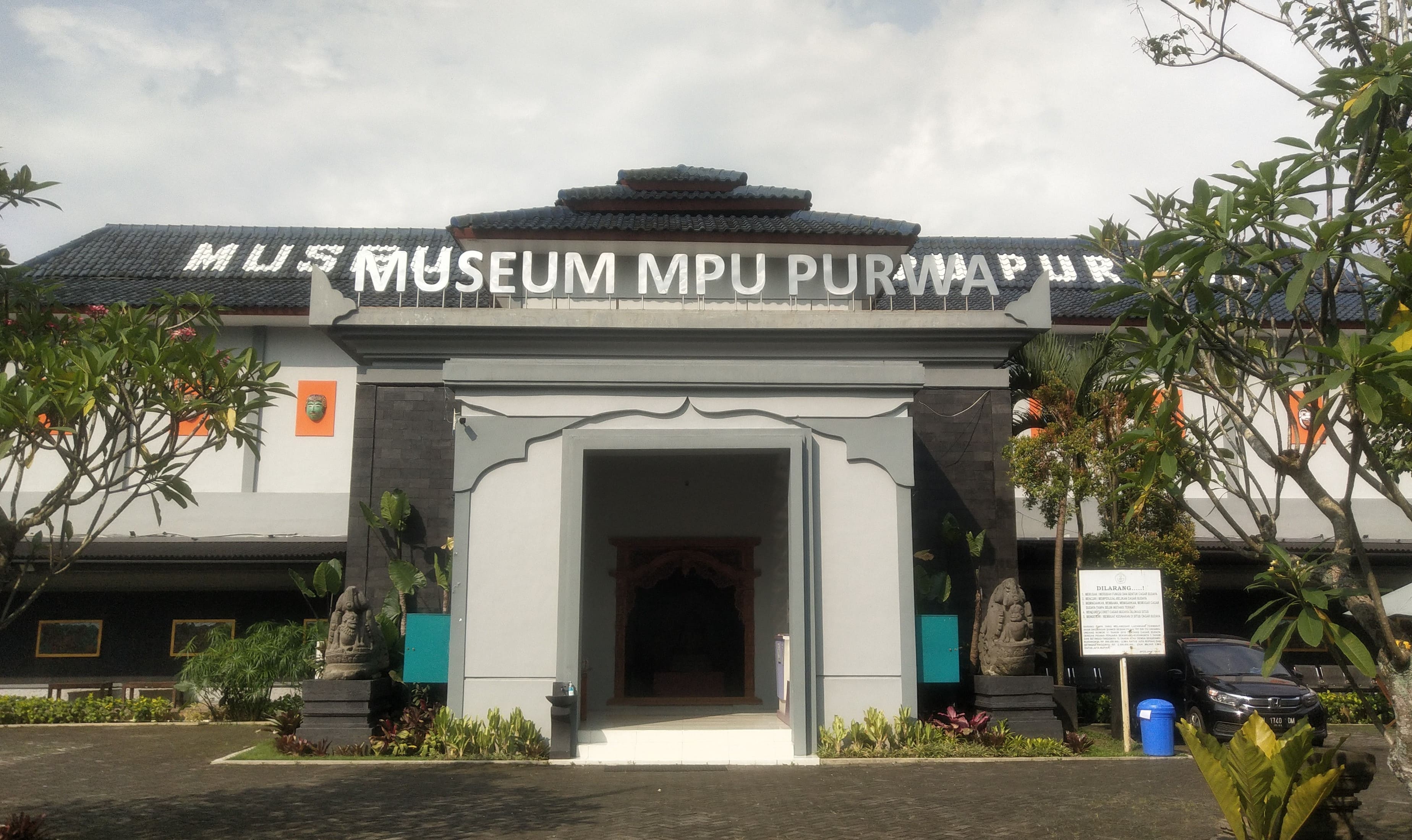 Pintu masuk museum Mpu Purwa terlihat rapi dan bersih.