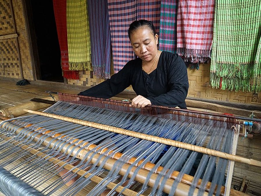 Proses pengerjaan kain tenun Baduy