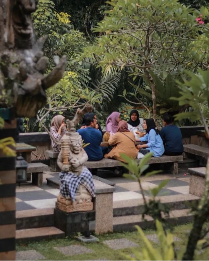 Salah satu pengunjung sedang menikmati makanan dan minuman yang tersedia di Resto Ubud T-Garden│Sumber Foto : https://www.instagram.com/tgarden_official/
