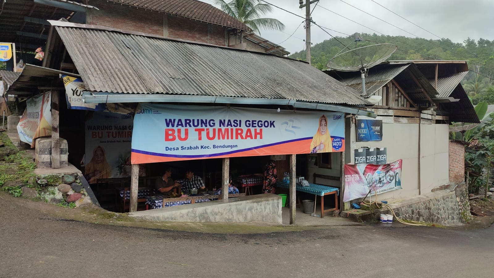 Mbah Tumirah, penjual legendaris nasi gegok di Kabupaten Trenggalek. (Dokumentasi Pribadi)