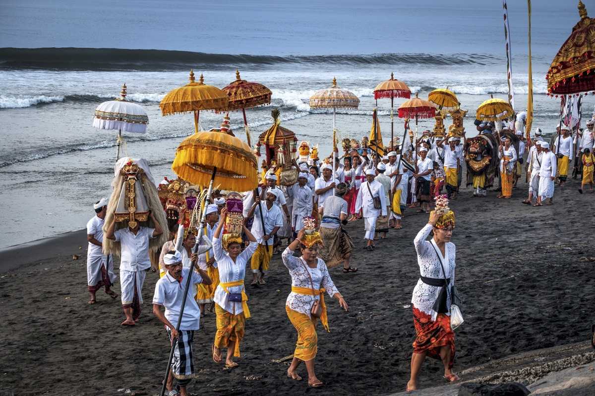 Upacara Melasti Bali, iring-iringan selama upacara berlangsung