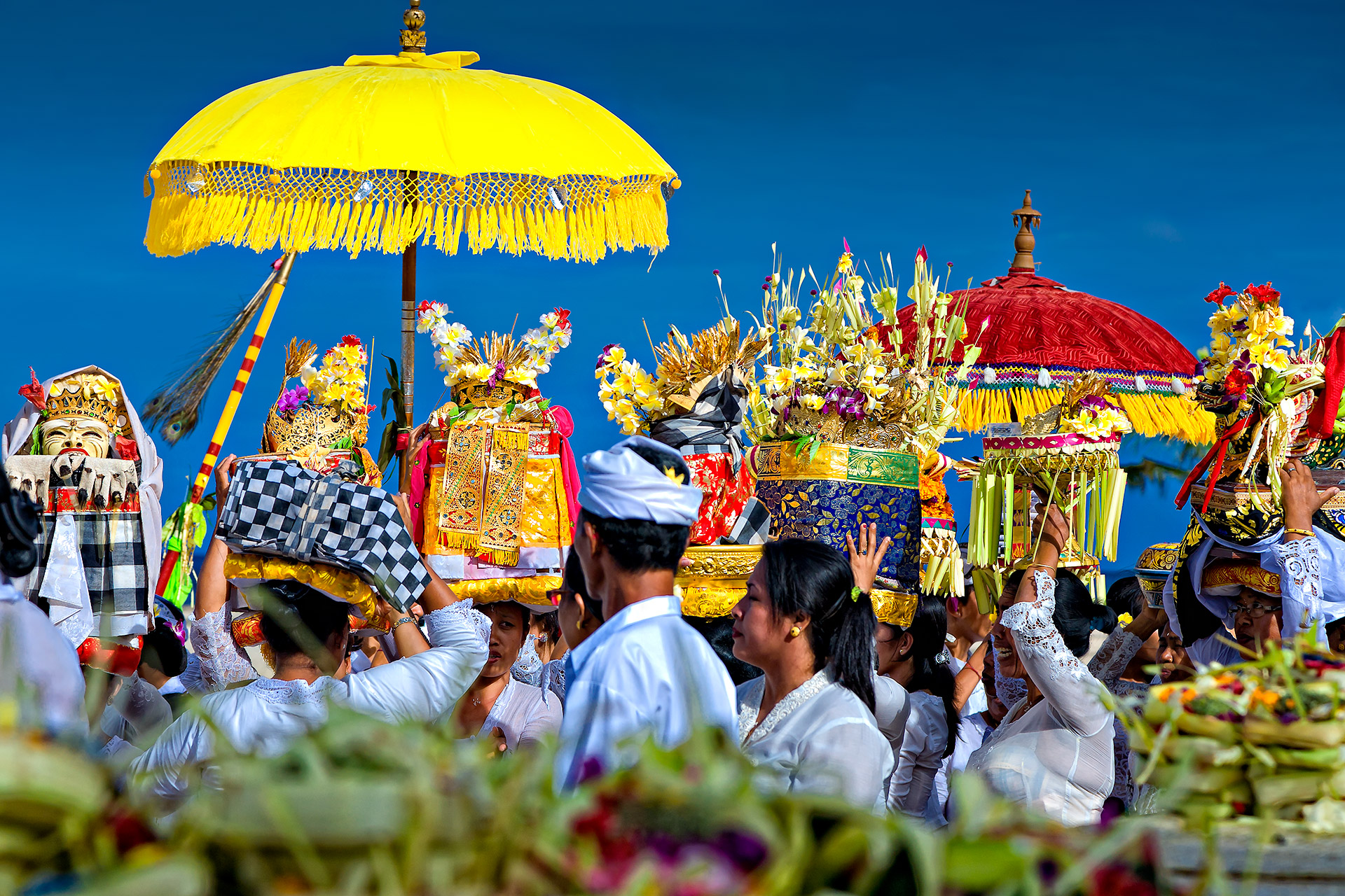 Upacara Melasti Bali, tradisi penyucian diri umat yang dilakukan pada bulan Maret sebelum Hari Raya Nyepi