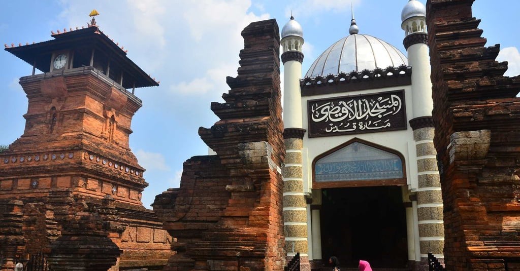 Gaya arsitektur Masjid Menara Kudus yang memiliki percampuran gaya arca Hindu dan Islami