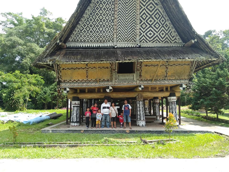 Rumah Adat Bolon Khas Suku Batak yang memiliki gaya bangunan unik