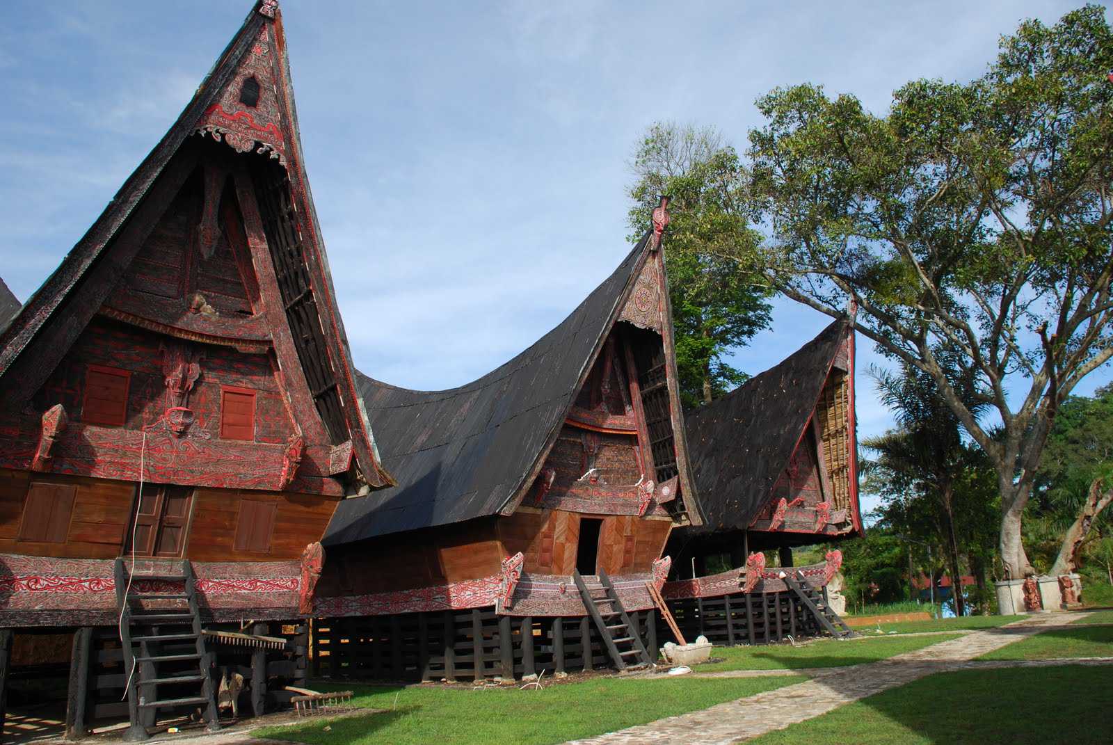 Rumah Adat Bolon Khas Suku Batak memiliki atap berbentuk pelana kuda