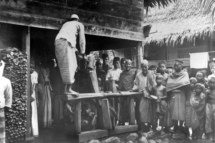 Suku Bathin, suku yang menghuni Provinsi Jambi menggunakan rumah Kajang Lako sebagai hunian dan tempat kegiatan adat