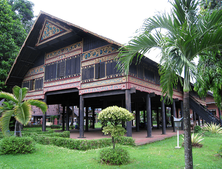 Rumah Krong Bade atau Rumoh Aceh merupakan rumah adat yang berasal dari Aceh. Rumah ini memiliki ciri khas berbentuk panggung dan atapnya yang tinggi.