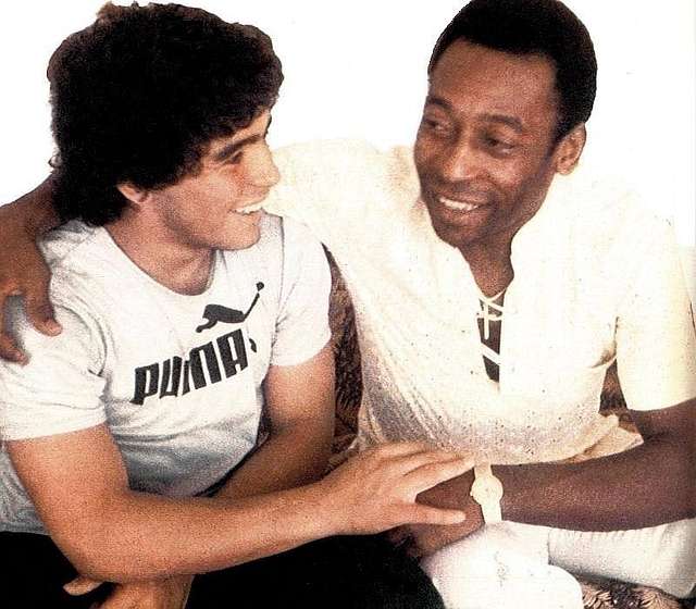 Pele (kanan) dan Maradona (kiri) tahun 1979 | Public Domain Mark 1.0