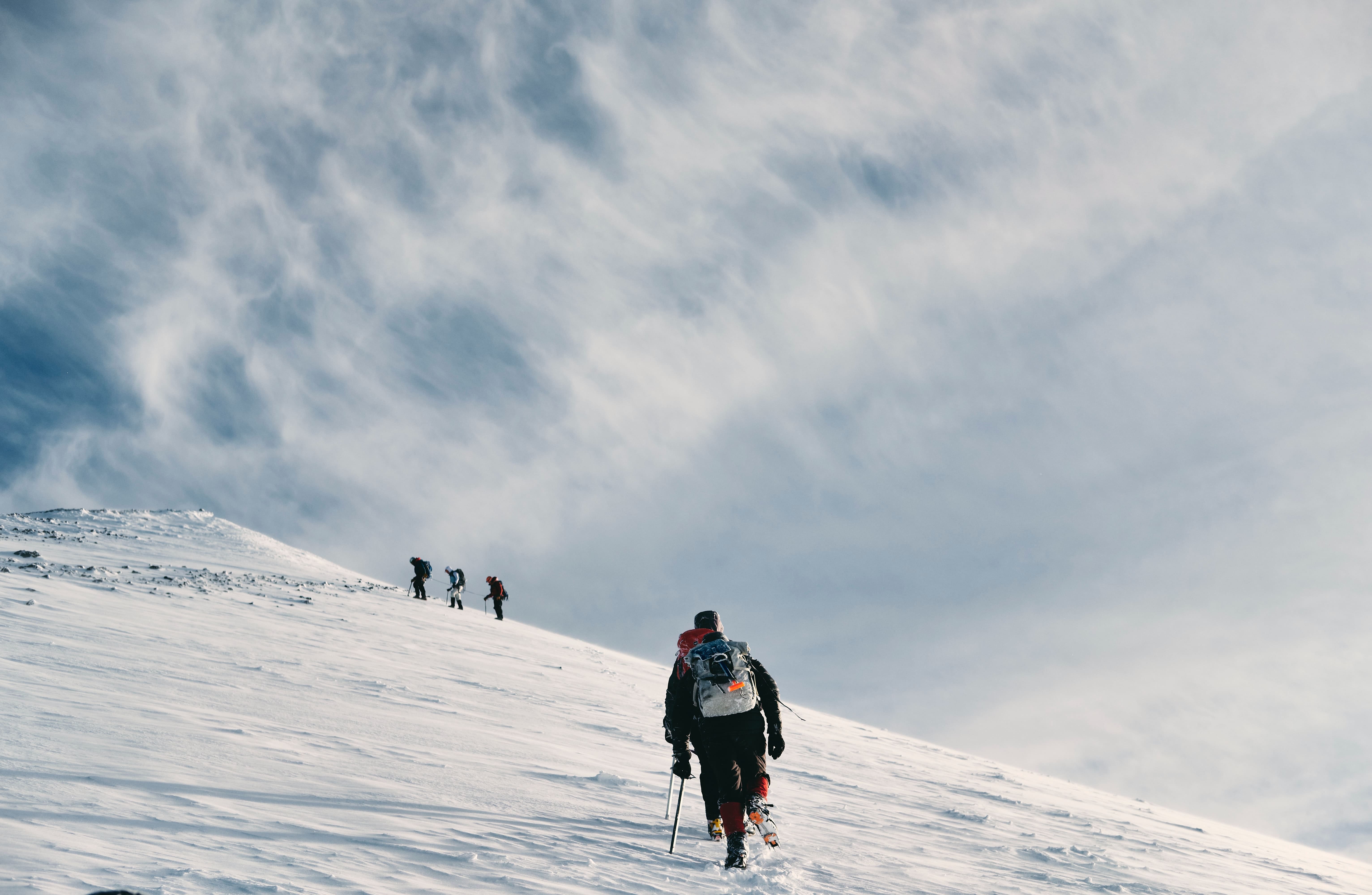 Mendaki Gunung | Foto: Unsplash/Todd Diemer