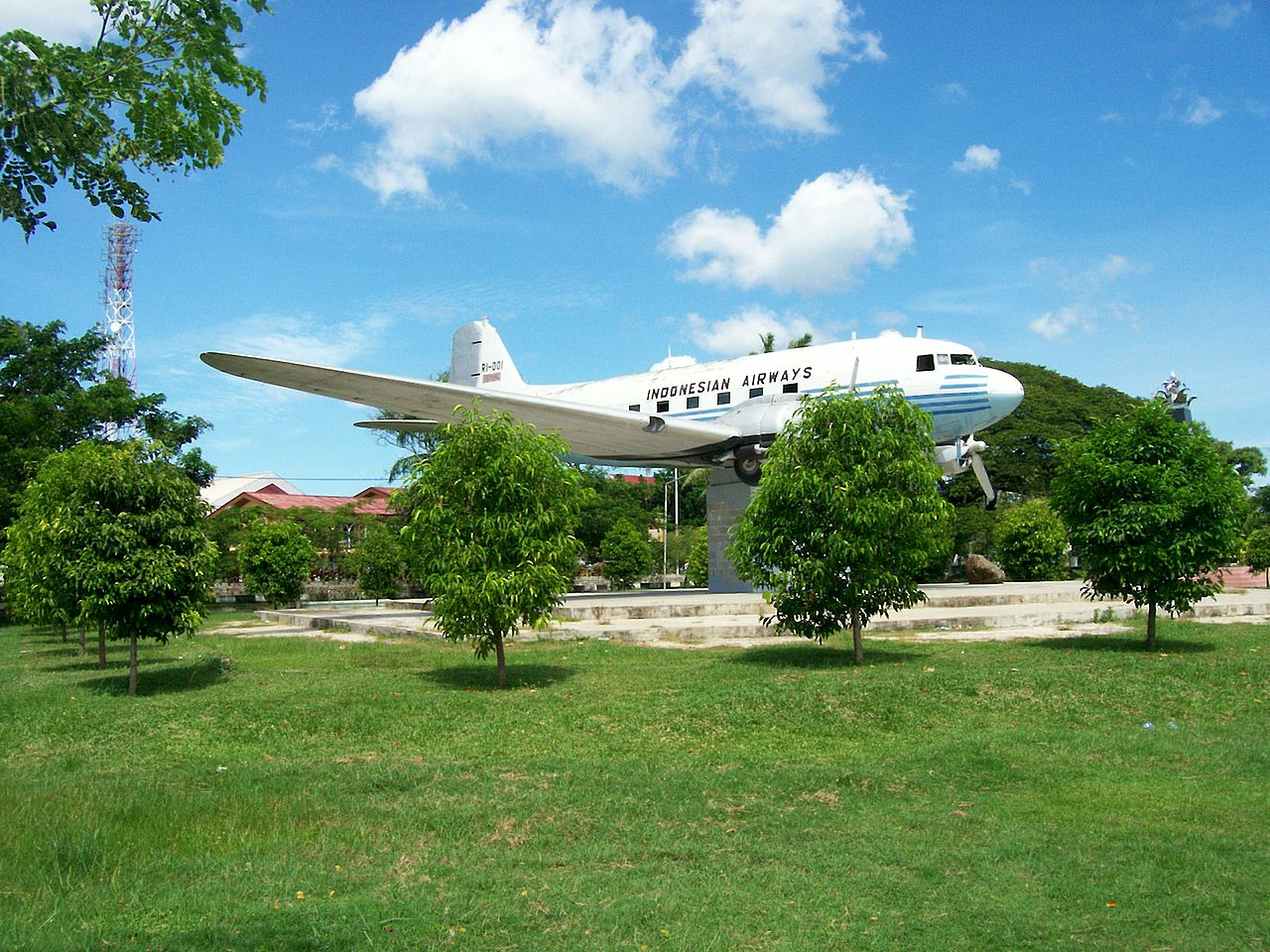 Monumen replika pesawat Dakota Seulawah 001 di lapangan Blang Padang, Banda Aceh | Wikimedia commons