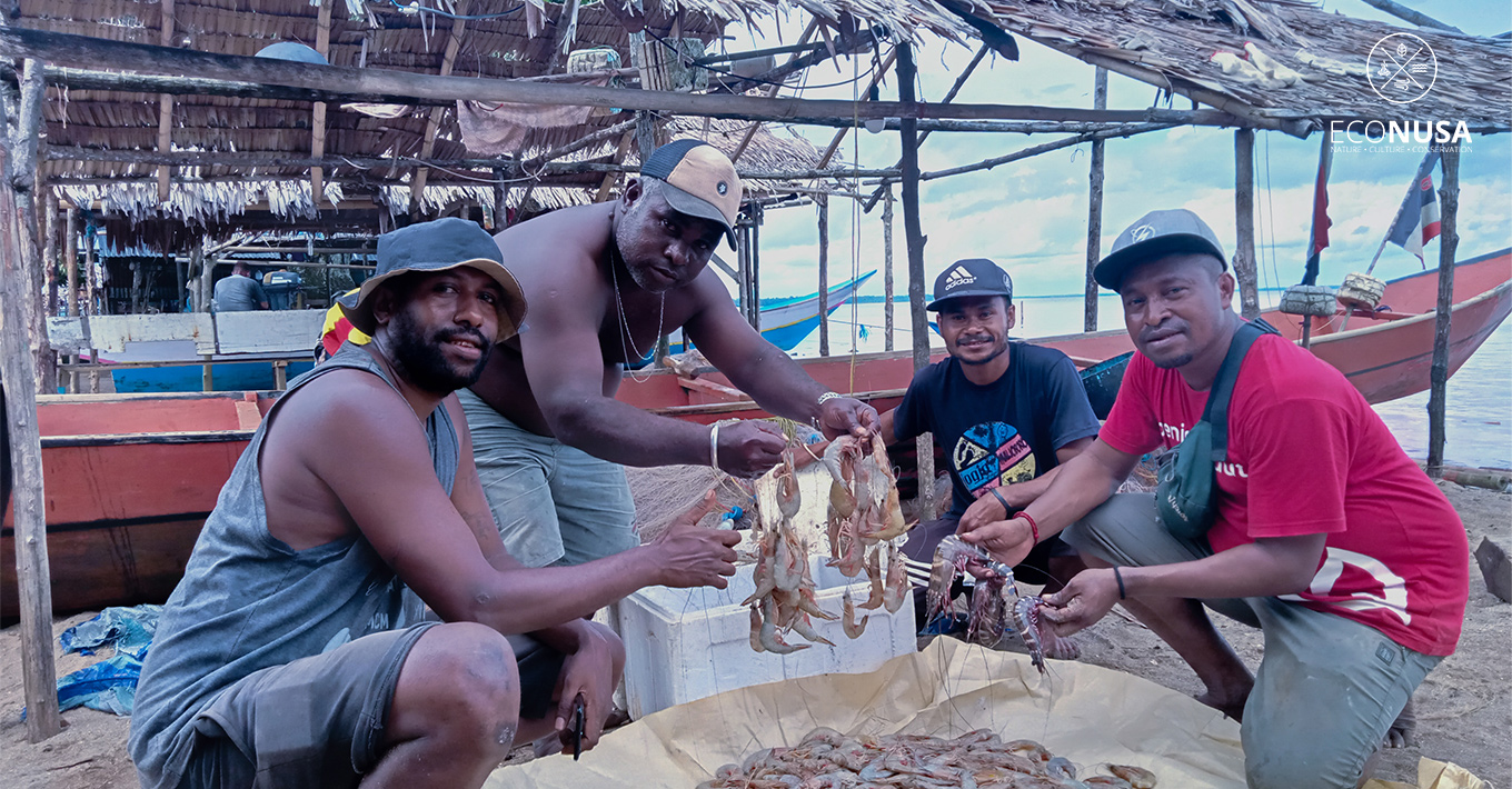 Warga Waimon sedang menikmati hasil tangkapan udang banana di Pulau Bambu. | Yosias Arnold Rumbruren/Yayasan EcoNusa