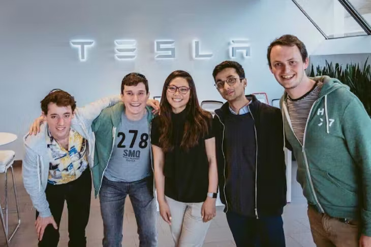 Moorissa Tjokro (tengah) bersama insinyur lainnya di kantor Tesla, California, Amerika Serikat. Sumber Foto: Dokumentasi Pribadi Moorissa Tjokro via VOA Indonesia