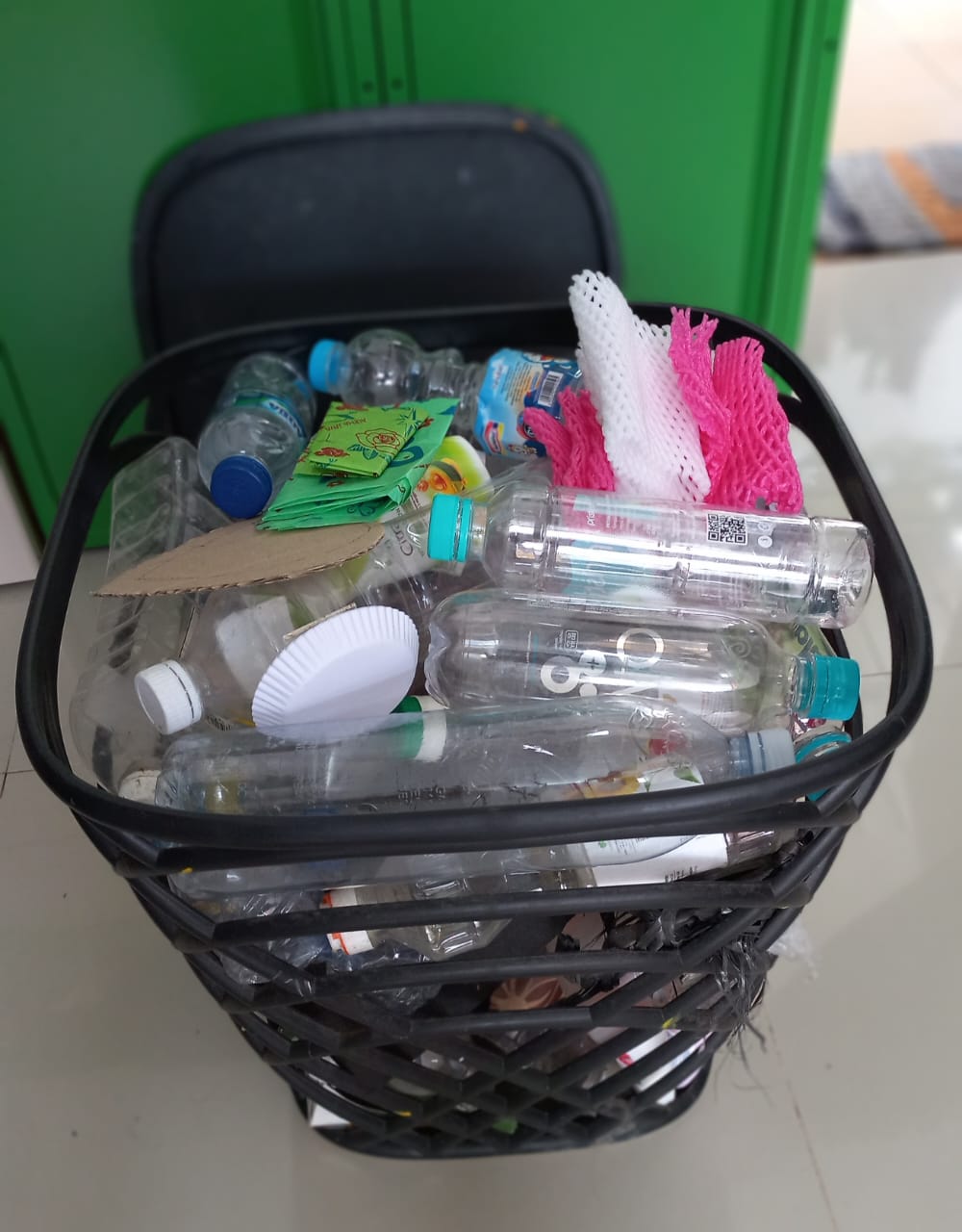sampah plastik rumahtangga yang dibersihkan dan dikumpulkan