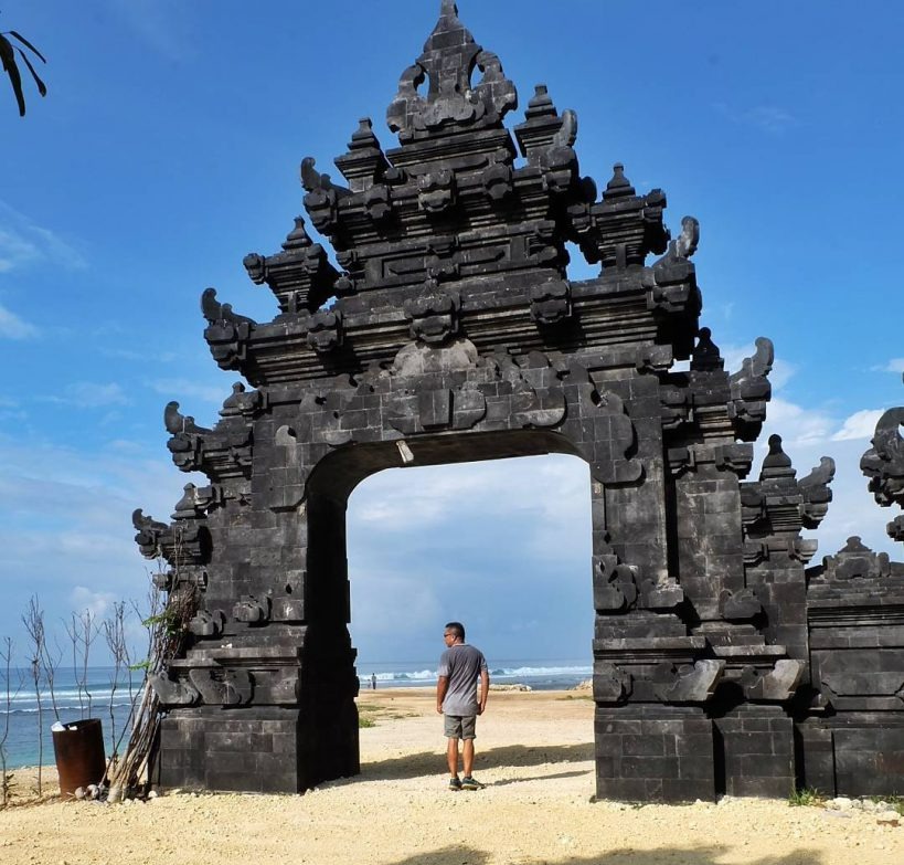 Pura Pantai Melasti Ungasan Bali, Surga Biru di Tengah Bukit Kapur HD