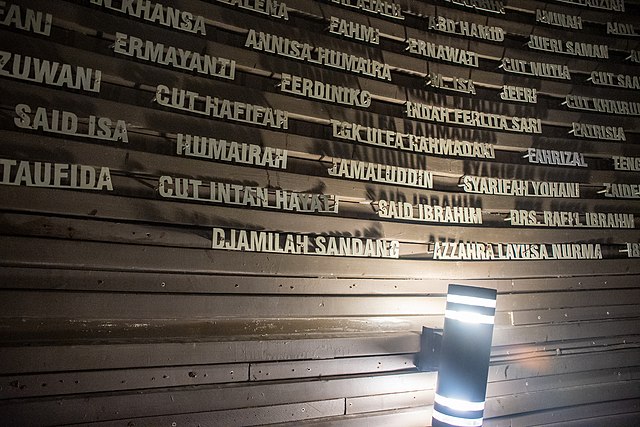 Museum tsunami aceh dan sumur doa berisi nama-nama korban gempa tsunami