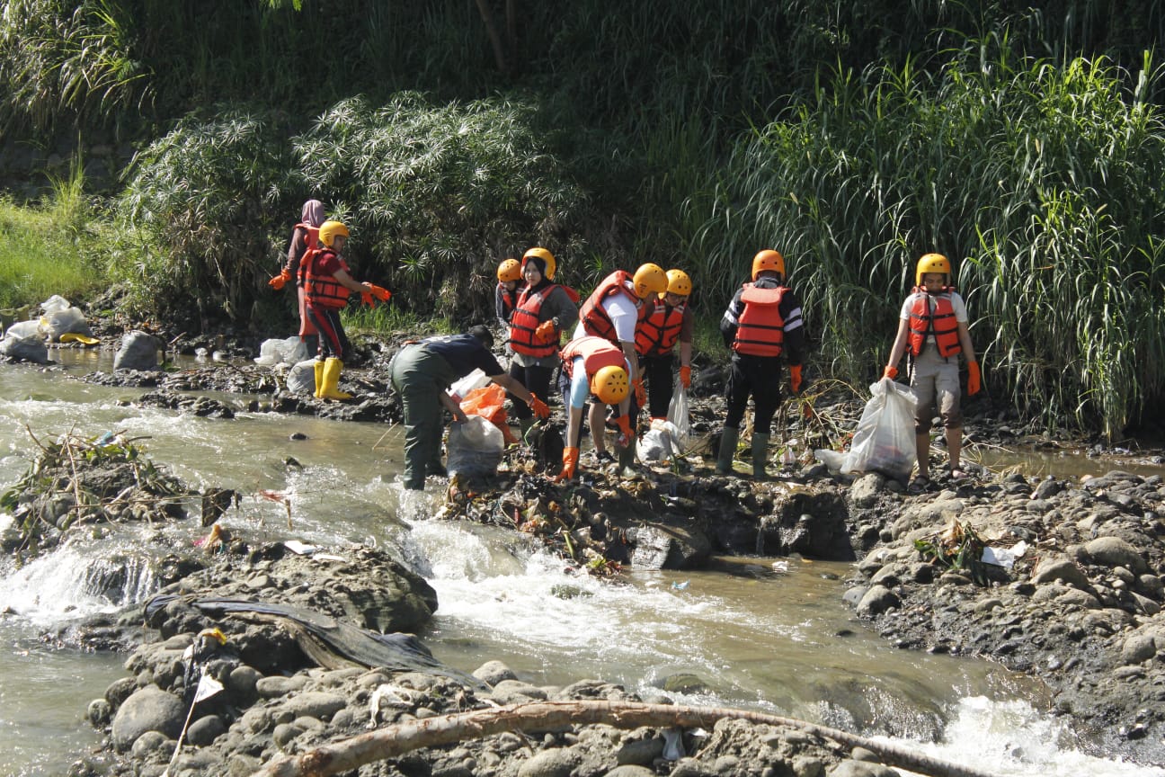 Aksi bersih-bersih WCDI dan Team Content Creator di Sungai Ciliwung Bogor 