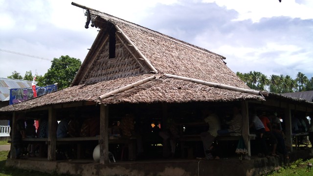 rumah adat maluku utara