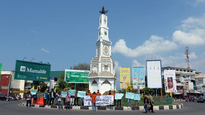 Tugu Simpang Lima Aceh Dulu saat Mahasiswa Unjuk Rasa | Serambi/Matahari Mahardika : Tribunserambiwiki.com
