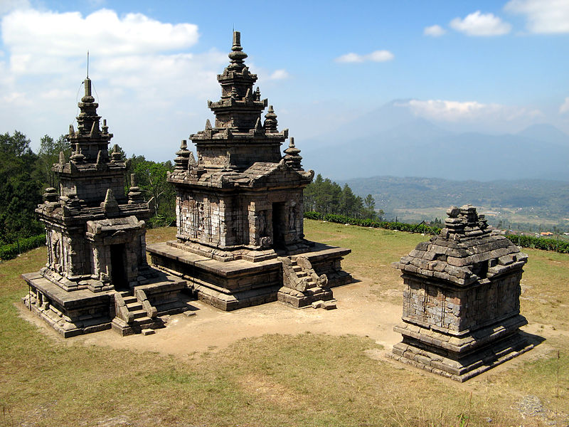 Peninggalan kerajaan Mataram kuno-Candi Gedongsongo - Wikimedia commons