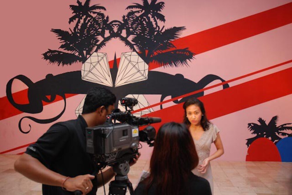 Sinta Tantra (pelukis mural) sedang melakukan sebuah wawancara | Blinkythreeten/Wikimedia Commons