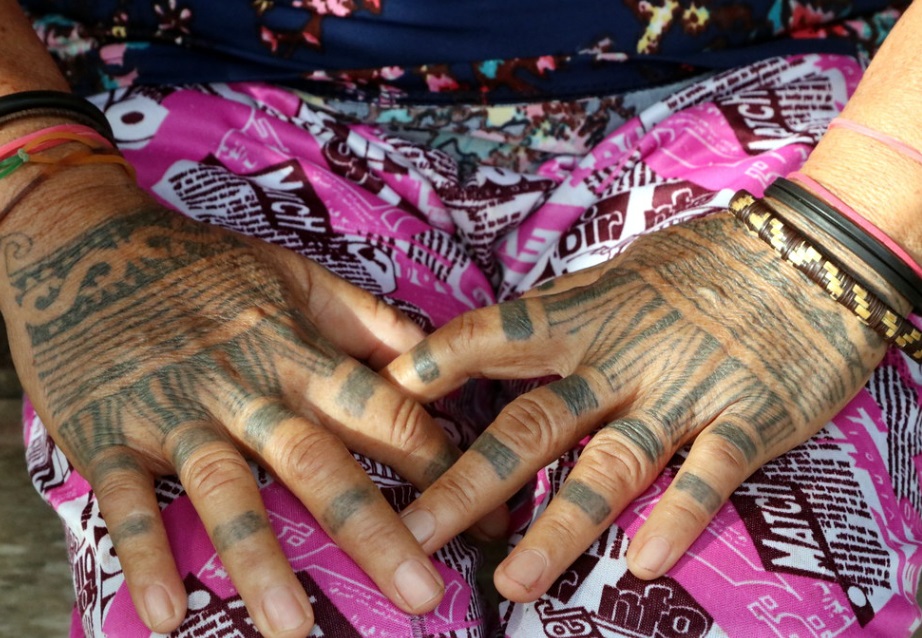 tradisi tato suku dayak anting panjang dan sejarahnya