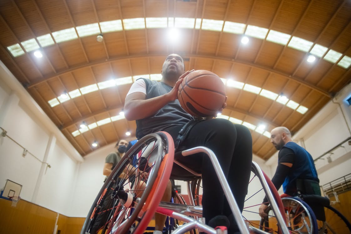 Seorang disabilitas mampu beraktivitas dengan alat bantu | kampus production/pexel.com