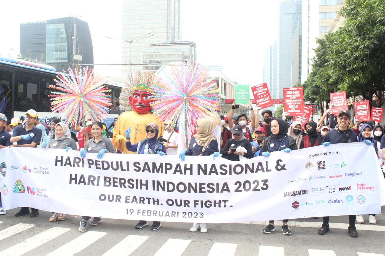 Aksi bersih di Hari Peduli Sampah Nasional 2023 di Car Free Day Jakarta 