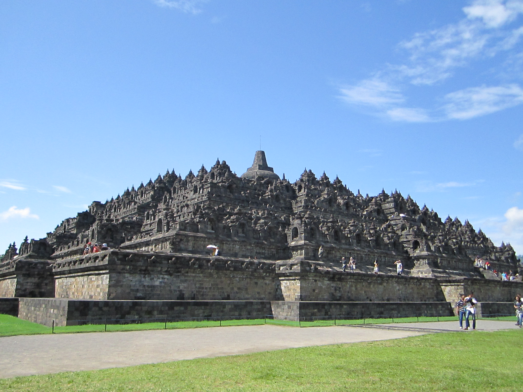 Candi Borobudur sebagai salah satu Destinasi Wisata Super Prioritas yang Terletak di Magelang, Jawa Tengah. Lokasi yang mudah dijangkau dari Venue Piala Dunia U-20 yakni, Stadion Manahan, Solo.