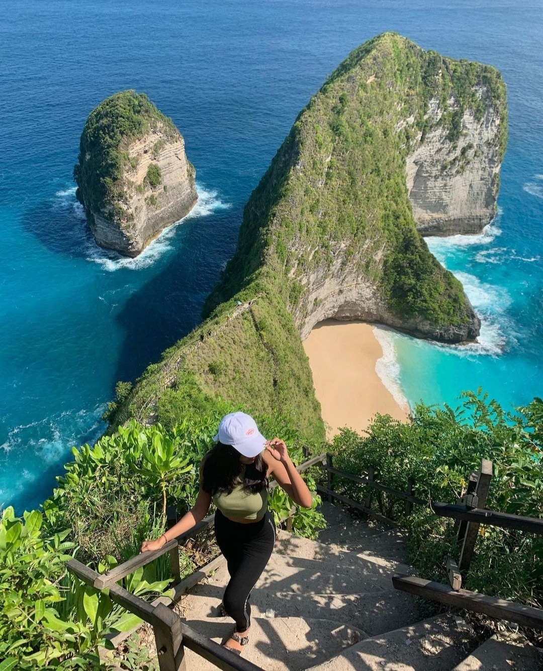 Seorang wisatawan berfoto menampilkan keindahan Pantai Kelingking dari atas tebing. | Foto: Instagram.com/sukmaaryanti