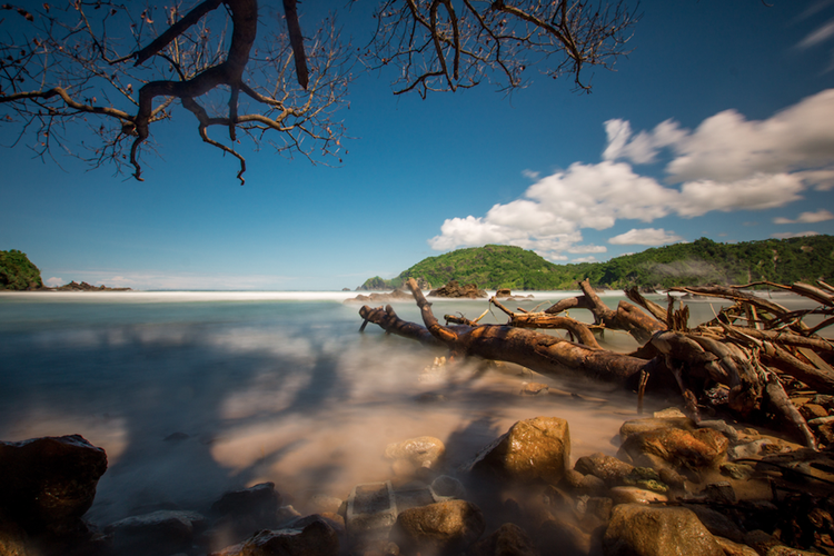 Bebatuan di Pantai Wediombo | Foto: Shutterstock