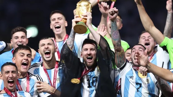 Lionel Messi lift the world cup trophy