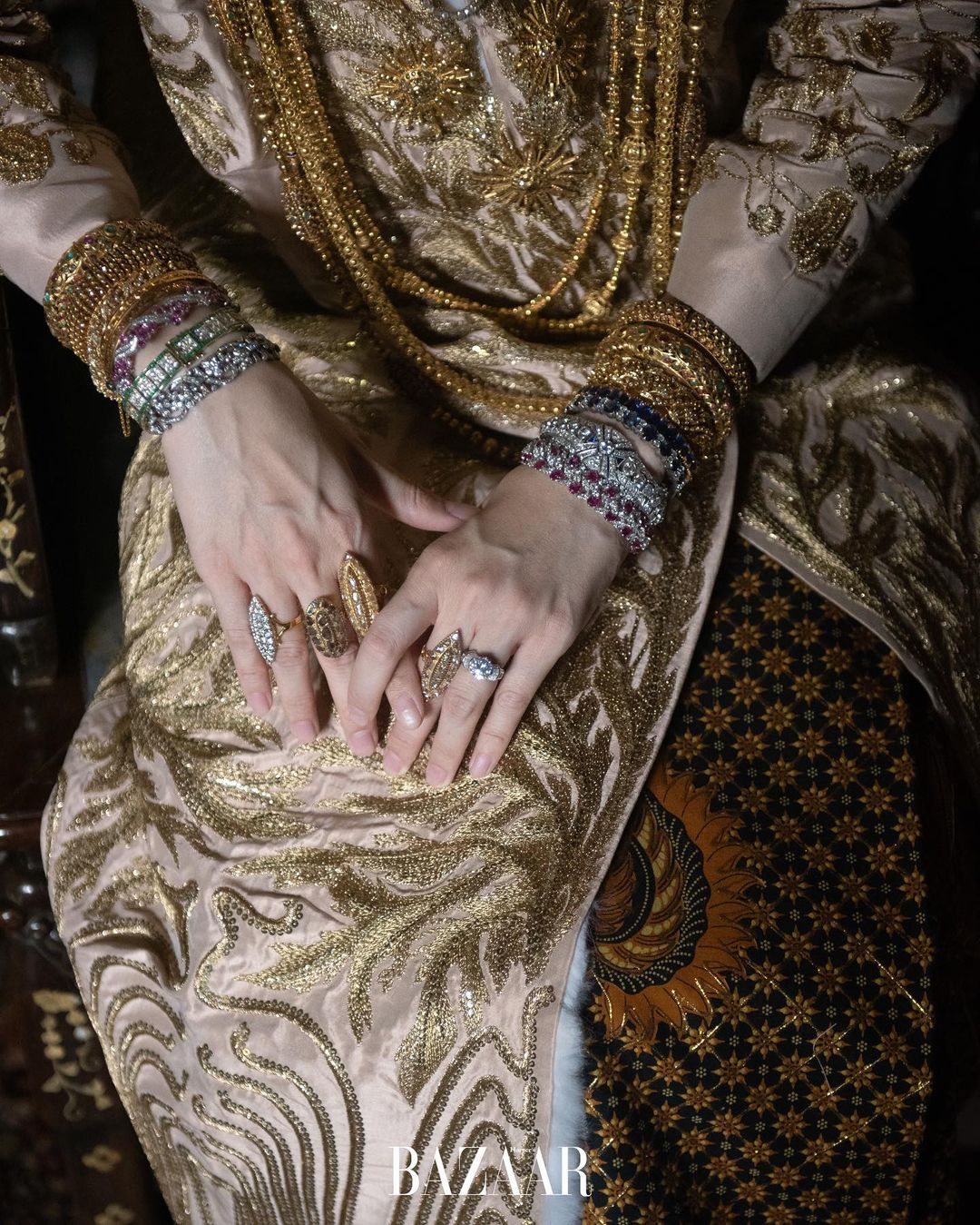 Detail batik yang berpadu dengan gaun pengantin peranakan khas Phuket. (Sumber: Instagram @bazaarthailand)