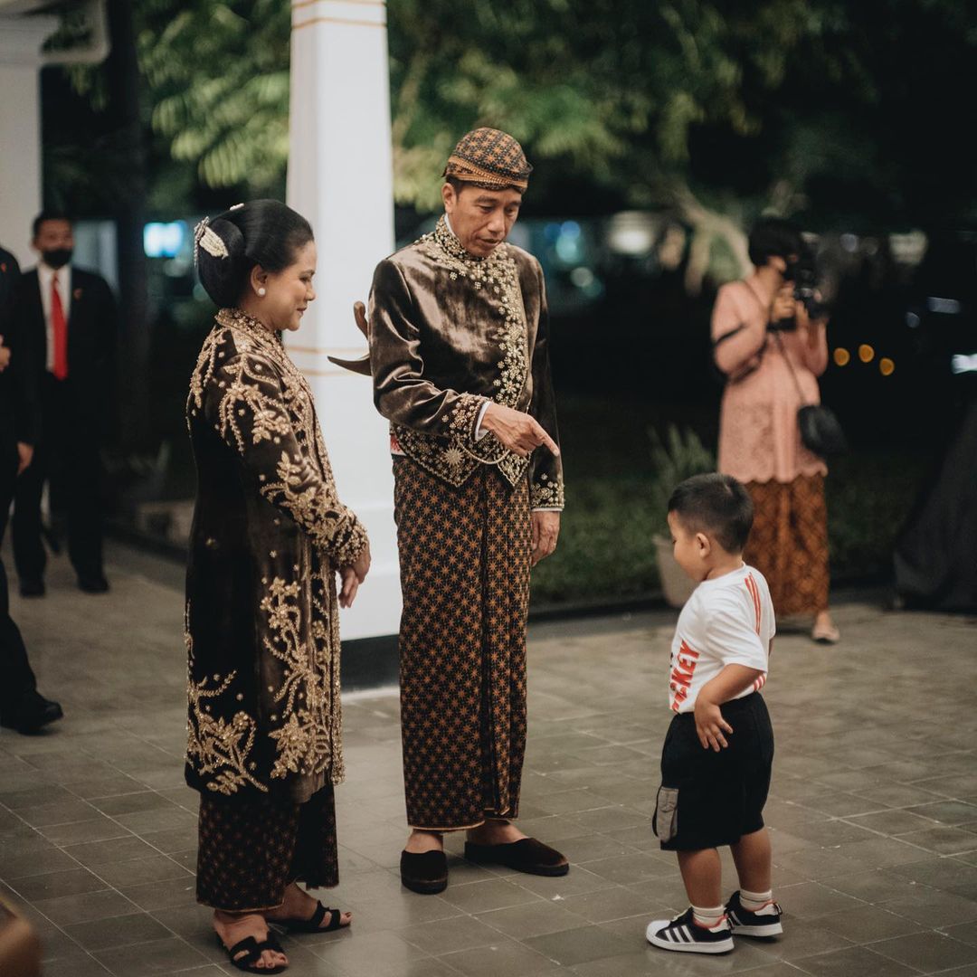 Sebagai orangtua pengantin, Presiden Jokowi dan Ibu Negara Iriana mengenakan batik truntum dalam resepsi pernikahan putra bungsunya. (Sumber: Instagram @erinagudono)