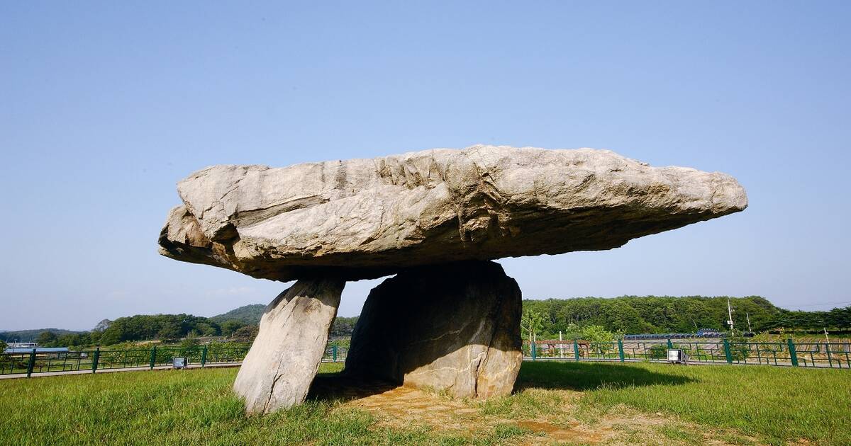 peninggalan zaman batu besar - dolmen 
