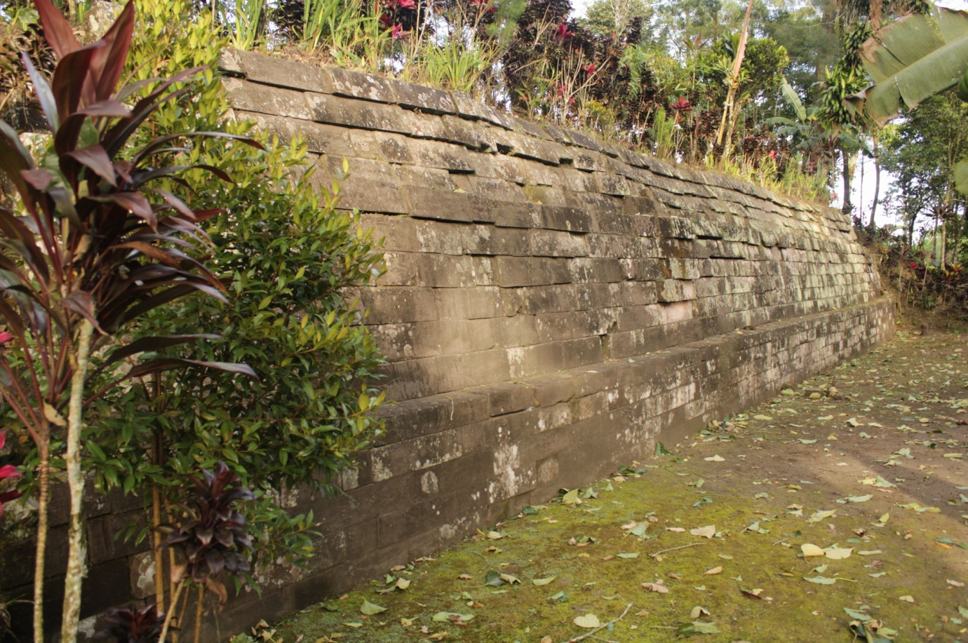 Penampakan situs Watu Gilang di desa Ngabab berupa susunan berbahan batu andesit