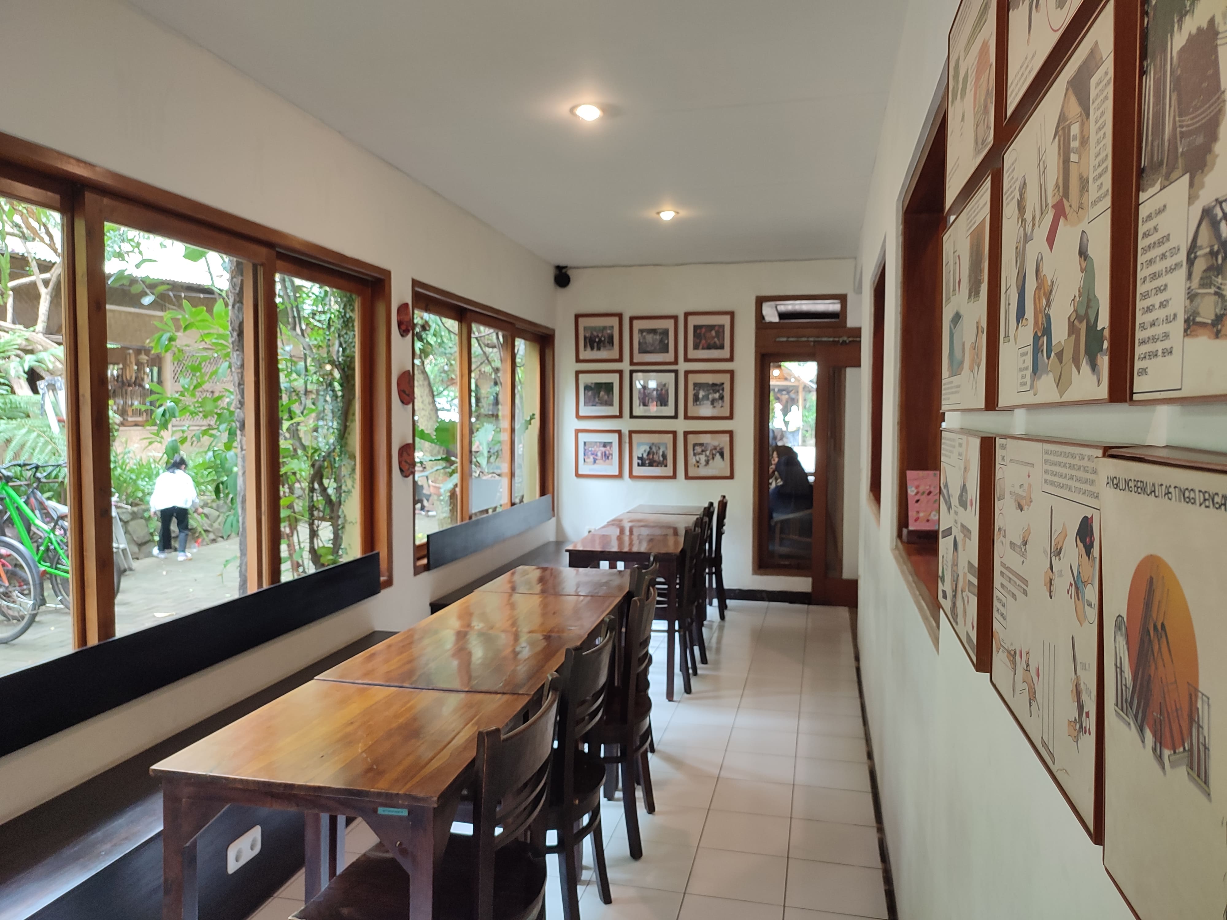 Interior Kafe Dapoer Angklung
