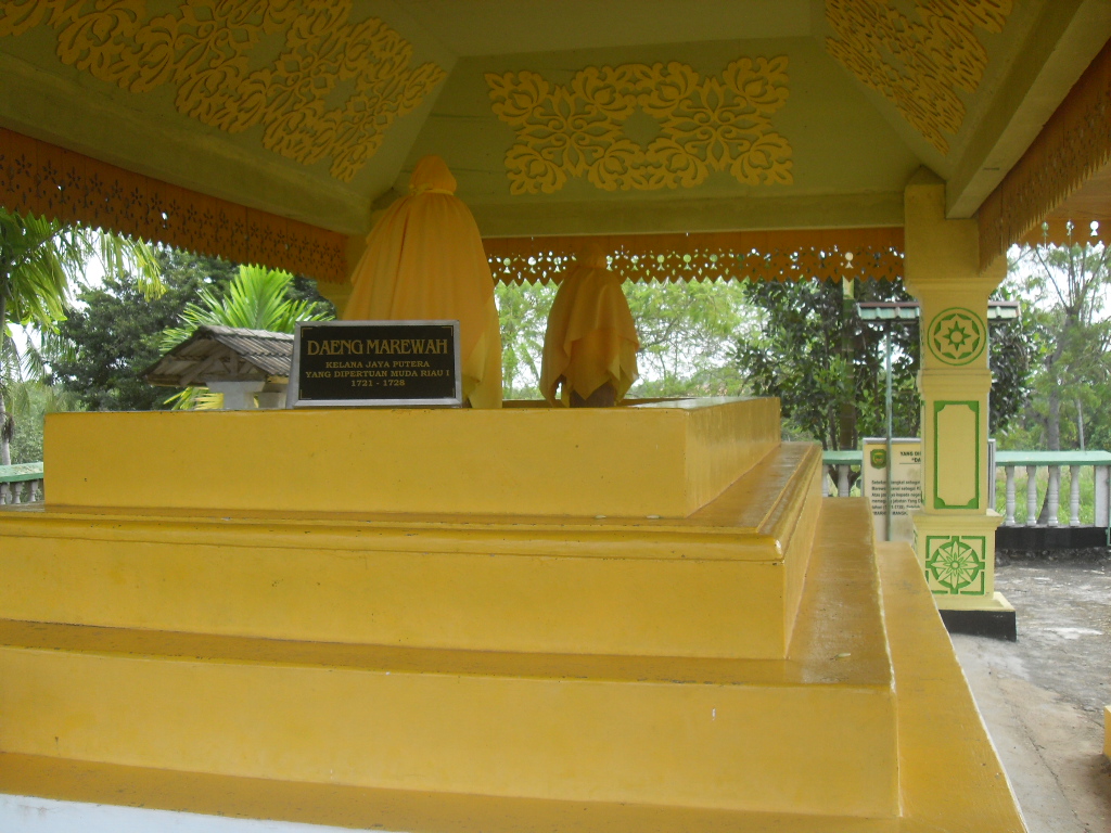 Makam Opu Daeng Marewa (https://www.tempatwisata.pro/wisata/Makam-Daeng-Celak-Dan-Daeng-Marewa)