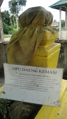 Makam Opu Daeng Kemasi (artmelayu.blogsot.com)