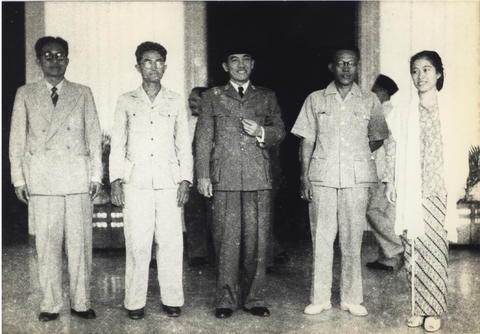 Syafruddin (kedua dari kanan) dengan Sukarno (tengah) di Yogyakarta, 1949. | Indonesian Press Photo Service (IPPHOS)/Wikimedia Commons