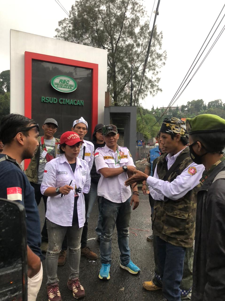 Karang Taruna Kecamatan Cigombong pada saat akan menurunkan logistik | Sumber : Dok. Karang Taruna Kecamatan Cigombong