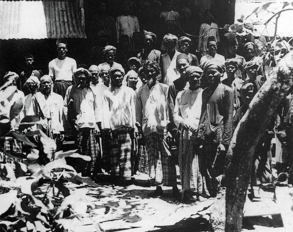 Komunitas muslim Cham berkumpul untuk difoto di pasar Chau Doc di Vietnam pada tahun 1918. | CC BY 2.0 by Manhai