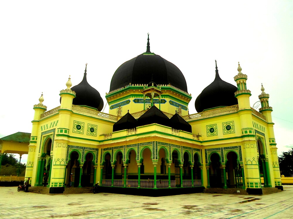 Masjid Azizi merupakan ikon peradaban Melayu Langkat. Masjid ini termasuk salah satu Masjid yang terindah dan tidak pernah sepi dikunjungi para wisatawan baik dalam dan luar negeri. 