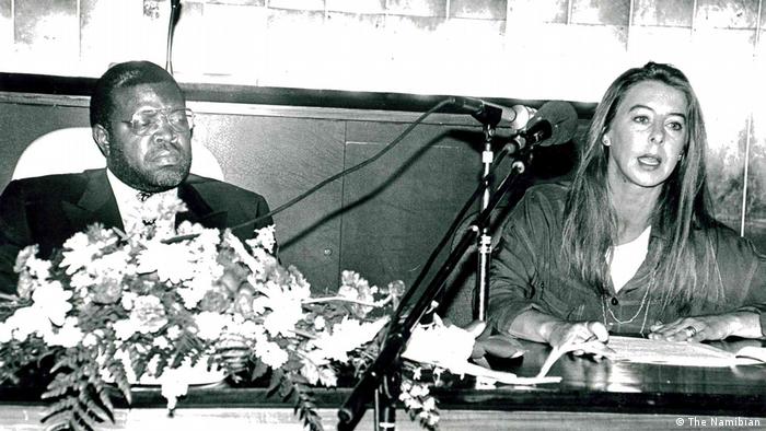 Gwen Lister (right) at the UNESCO workshop in 1991 with then Prime Minister and now president of Namibia, Hage Geingob. Foto: akademie.dw.com