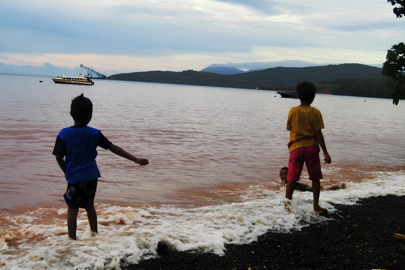 Anak-anak bermain di air yang disebut para peneliti sebagai 'kubangan lumpur' karena tingginya tingkat kontaminasi logam berat. (© Rabul Sawal/Mongabay Indonesia)