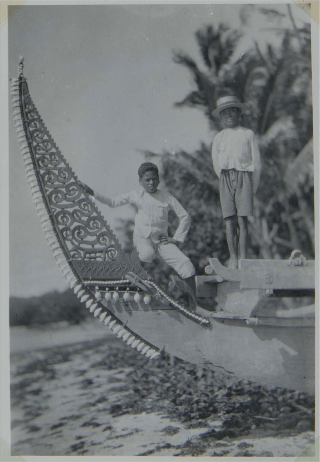 Sebuah papan kemudi atau kora ulu pada sebuah perahu di Maluku, sekitar tahun 1924. (Gambar milik Nationaal Museum van Wereldculturen)