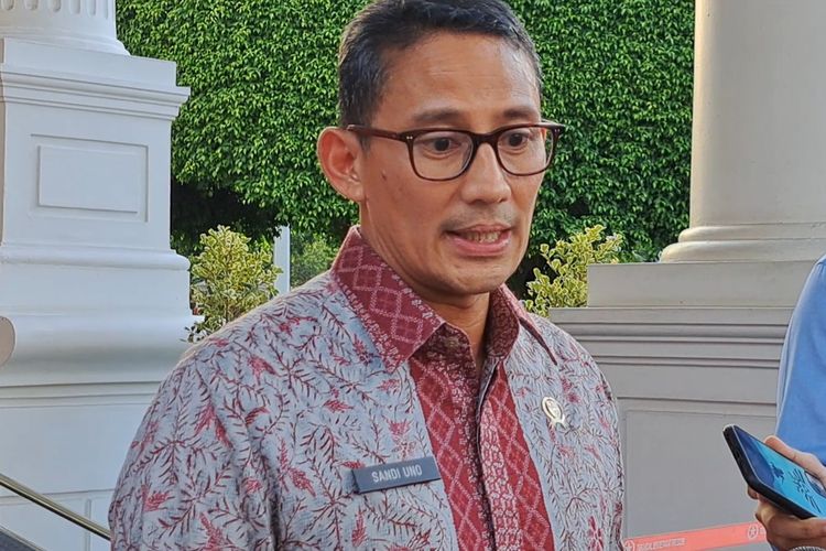 Menteri Pariwisata dan Ekonomi Kreatif Sandiaga Uno memberikan keterangan pers usai bertemu denga presiden Joko Widodo di Istana Kepresidenan