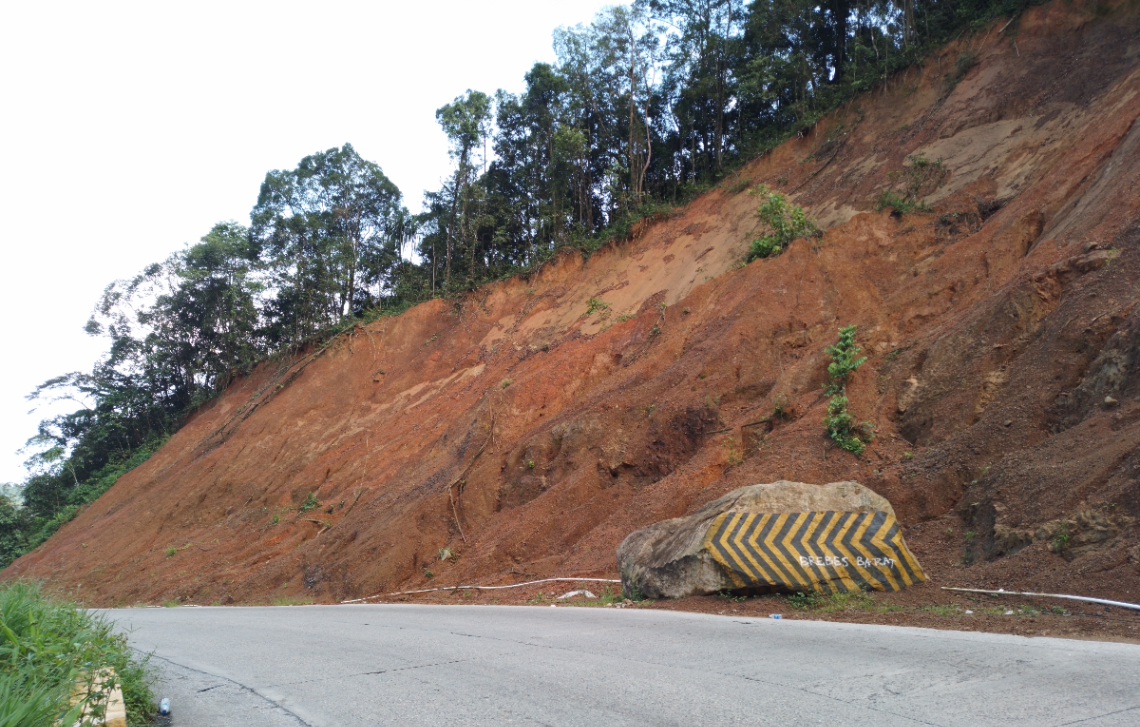 Salah satu titik longsor yang ada di jalan lintas Padang - Solok | Foto: Dokumentasi Pribadi