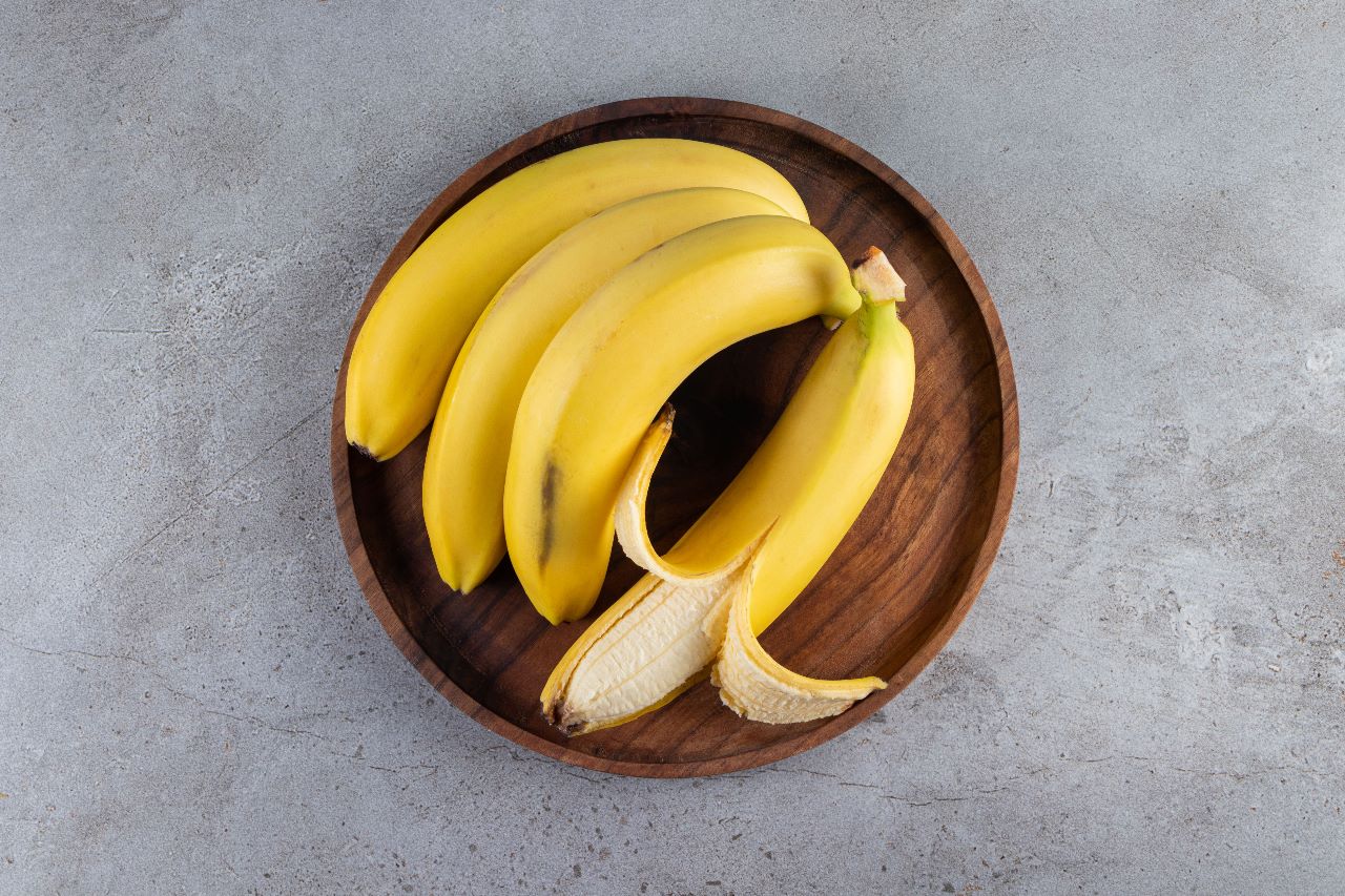 Ilustrasi pisang yang menjadi buah paling banyak diproduksi di Indonesia. | Foto: Freepik/Azerbaijan_stockers
