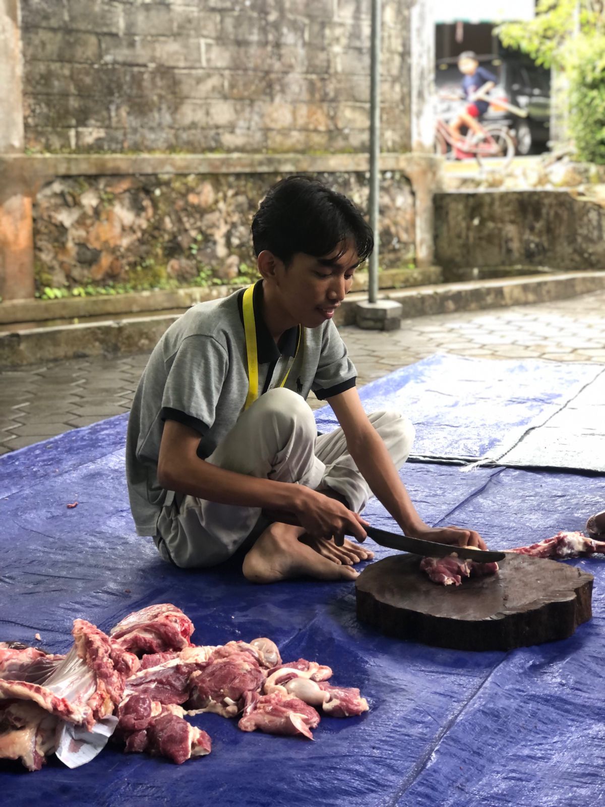 Mahasiswa pelaksana KKN turut berpartisipasi dalam pemotongan daging qurban di Masjid Soka Wetan